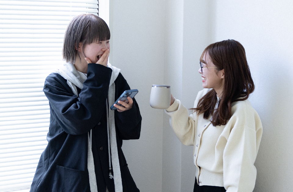 話している社員たち