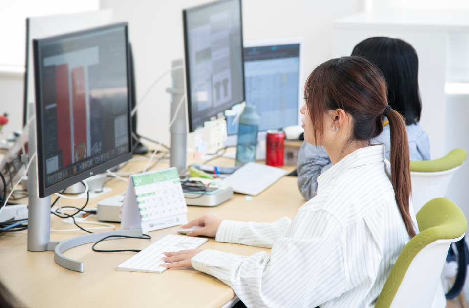 働いている社員たち